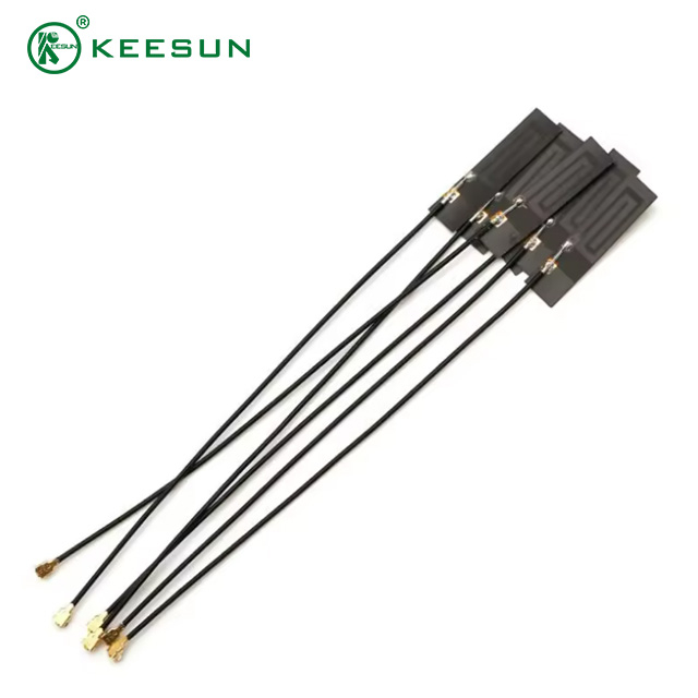 FPC0005 | Antenne int&eacute;gr&eacute;e 4G 2dbi avec patch int&eacute;gr&eacute; avec c&acirc;ble 1.13 vers I-PEX